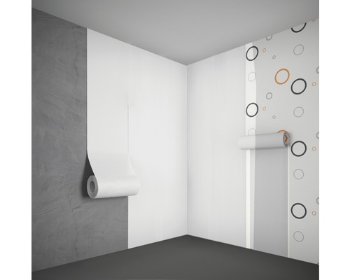 Hoek van een kamer met verschillende behangmotieven op de muren.