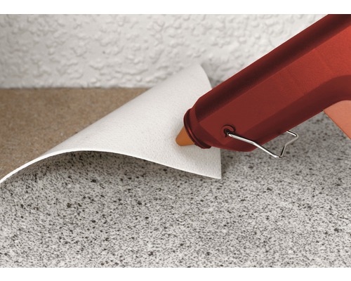 Hete lijmpistool bij het aanbrengen van wandbekleding