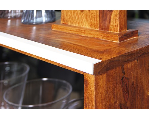 Detail van een houten kast met een witte randbeschermer