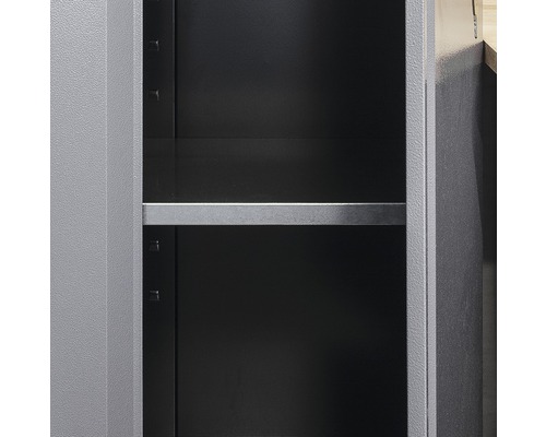 Detailopname van een metalen plank voor werkplaatskasten.