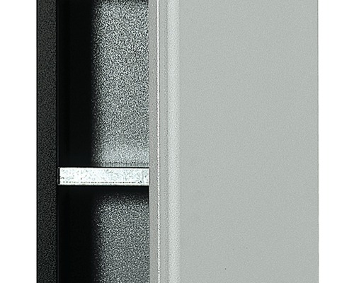 Detailopname van een stalen kast met plank