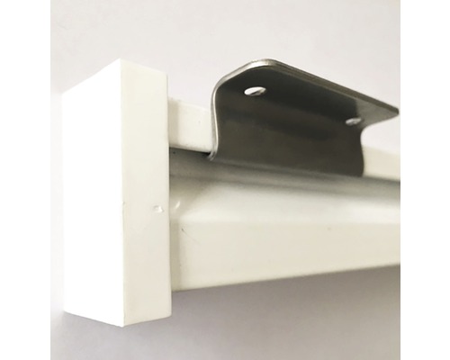 Detailopname van een metalen gordijnroedehouder aan een gordijnroede