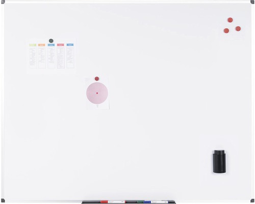 Wit whiteboard met stiften, magneten en bordenwisser