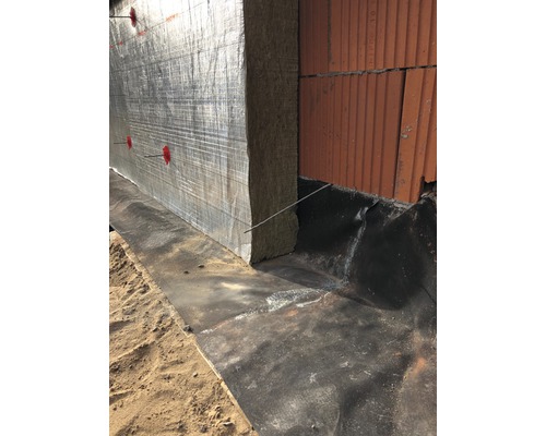 Buitenmuurisolatie met minerale wol en aluminium bekleding op een gebouw.