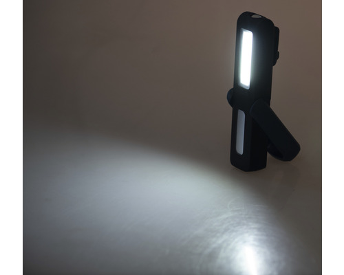 Accu-aangedreven LED-werklamp met standaard schijnt