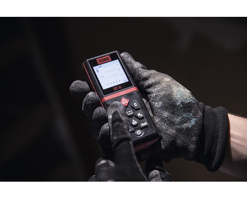 Hand met werkhandschoen bedient laserafstandsmeter met een bereik van 60 meter.