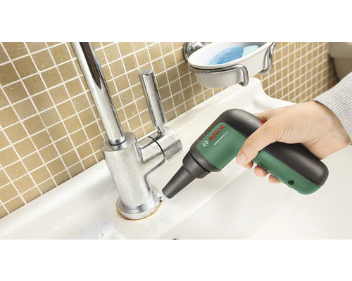 Bosch Universal borstel in gebruik op een kraan in de badkamer