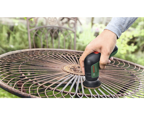 Draaddraaier in gebruik op een metalen tuintafel