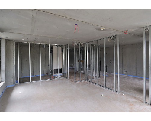 Ruwbouw van een kamer met metalen frame voor de interieurbouw.