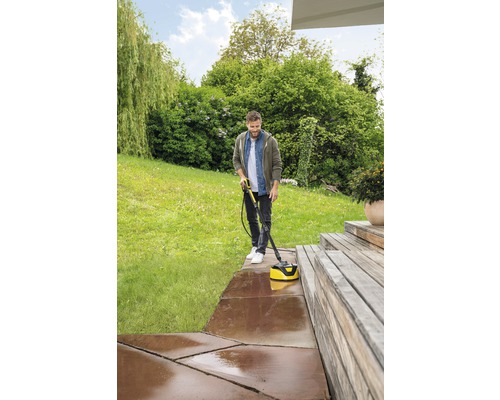 Man reinigt terras met terrasreiniger