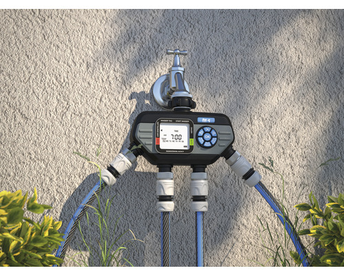 Automatische waterregelaar met twee uitgangen, gemonteerd op de kraan.