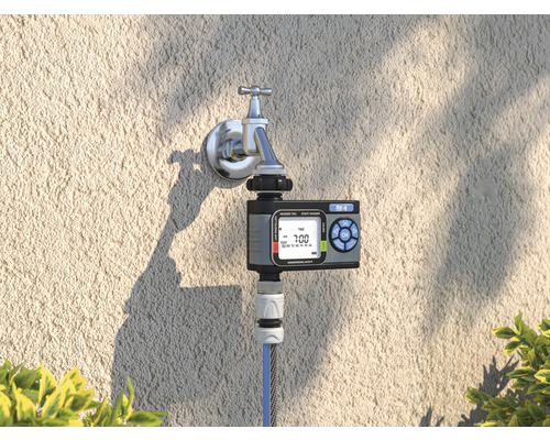 Waterklok op waterkraan met slangaansluiting voor tuinberegening