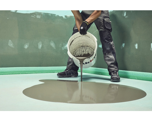 Vakman giet egalisatiemortel op een ondergrond