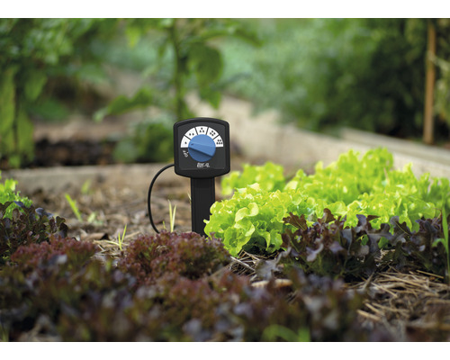 Irrigatiecomputer in de tuinbedding voor het regelen van de irrigatie.