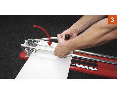 Tegelsnijder in gebruik met pijlaanduiding