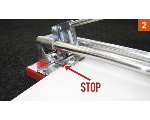 Detailweergave van een tegelsnijder met aanslag voor nauwkeurige positionering van de tegel