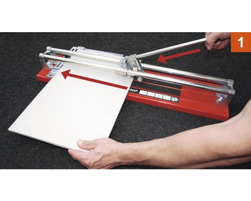 Tegelsnijder in gebruik met tegel