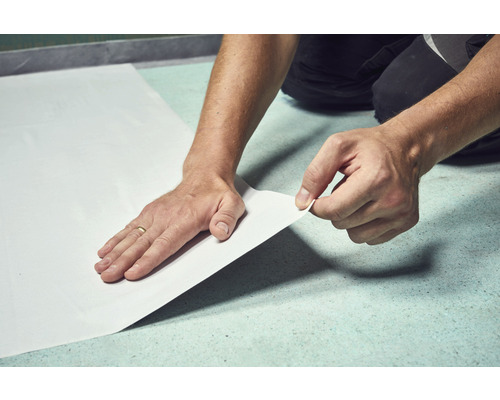 Plaatsen van een renovatieplaat door een persoon.