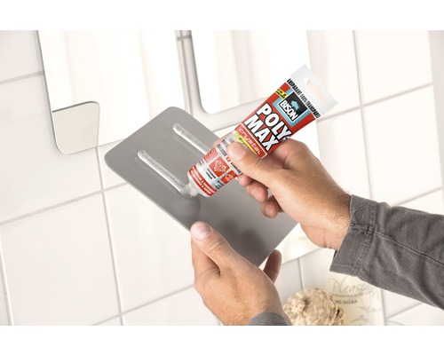 "Iemand brengt lijm uit een tube aan op een plaat