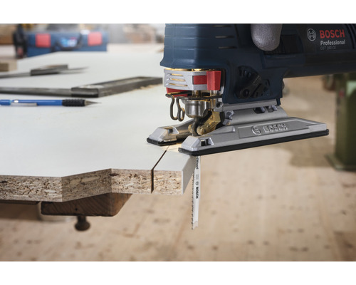 Bosch decoupeerzaag die een werkstuk zaagt.