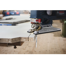 Bosch decoupeerzaag snijdt een werkstuk