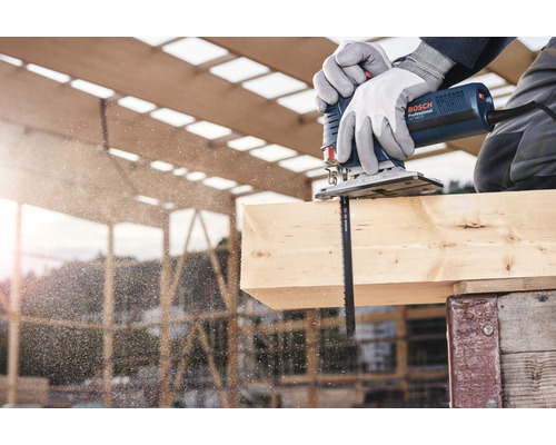 Vakman zaagt hout met een decoupeerzaag van Bosch