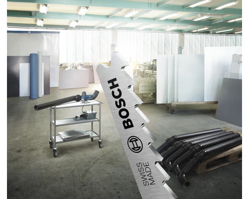 Scene van een werkplaats met een Bosch zaagblad close-up en een apparaat voor afzuiging.