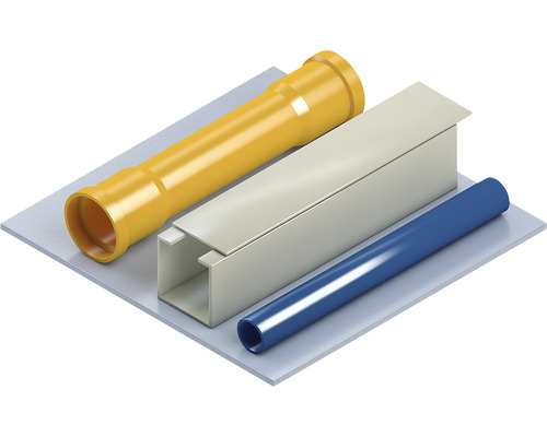 Gele afvalwaterbuis, installatiekanaal en blauwe kunststofbuis op een plaat