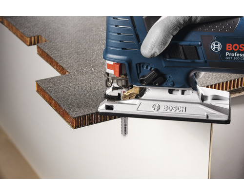 Bosch decoupeerzaag bij het zagen van een werkstuk.