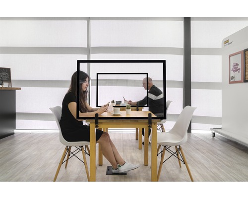 Scène met tafelopzetstuk ter bescherming tegen druppelinfectie voor gebruik binnenshuis.