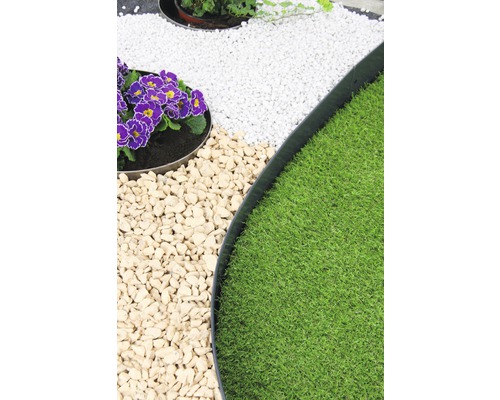 Tuinscène met gazon, grind en planten in ronde bedden met metalen rand