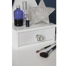 Decoratieve schikking met flessen, sterfiguur, lade en make-upborstels
