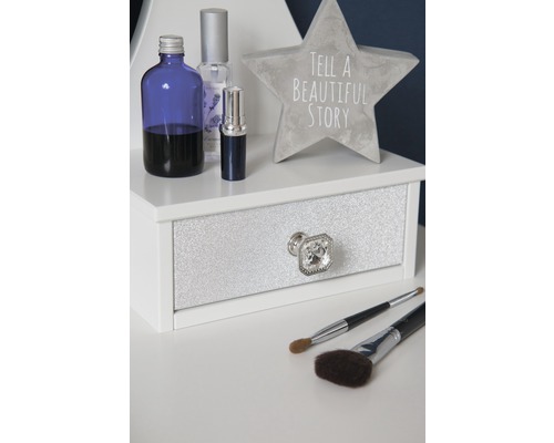 Decoratieve schikking met flessen, sterfiguur, lade en make-upborstels