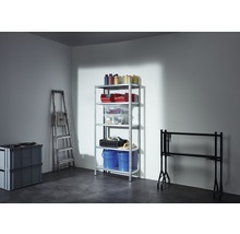Scene van een opslagruimte met rekken, ladder en schraag