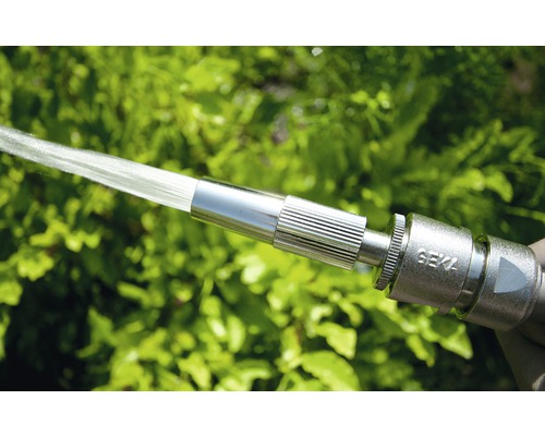 Metalen tuinslangspuit in gebruik