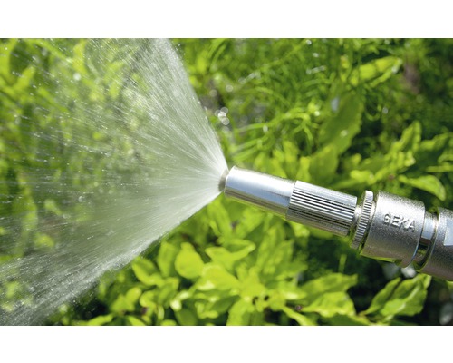 Tuinslang met sproeikop bij het besproeien van planten