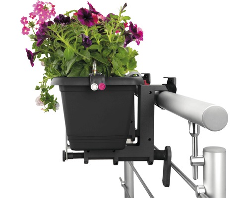 Bloembak met beugel voor montage aan een reling met bloemen