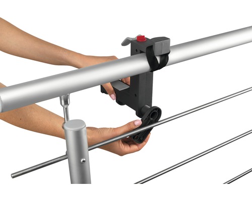 Montage van een wasmolen aan een leuning