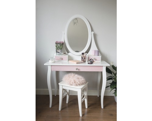 Kaptafel met spiegel en kruk in de slaapkamer