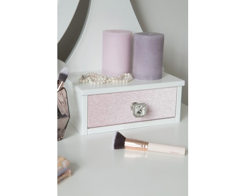 Decoratieve kaptafel met lade, kaarsen, sieraden en make-upkwasten.