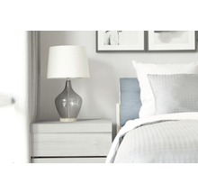 Nachtkastje met lamp en bed in de slaapkamer