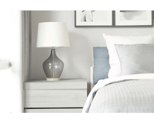 Nachtkastje met lamp en bed in de slaapkamer