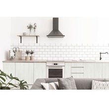 Lichte woonkamer met kitchenette, afzuigkap en houten plank