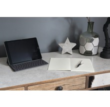 Bureau met tablet, notitieboek en decoratie