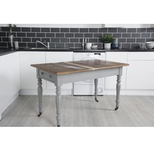 Houten eettafel met lade in een keuken