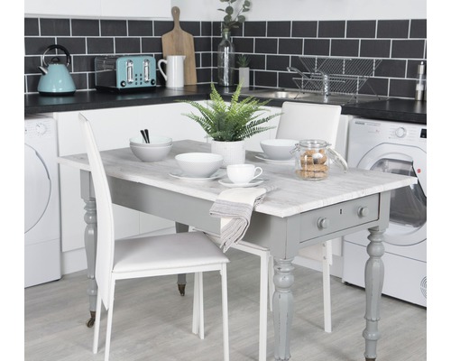 Eettafel met servies en stoelen in een keuken