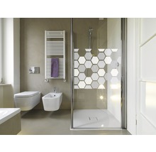 Lichte badkamer met douche, toilet, bidet en radiator