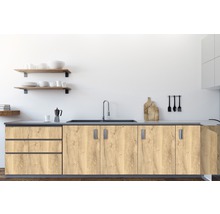 Keuken met gootsteen, kraan en keukengerei aan de muur