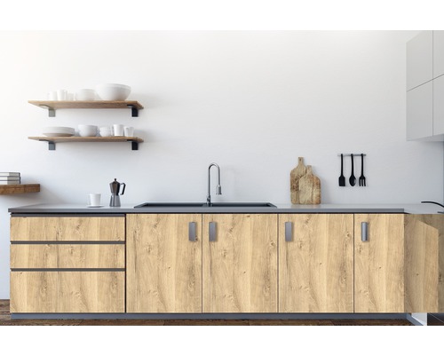 Keuken met gootsteen, kraan en keukengerei aan de muur