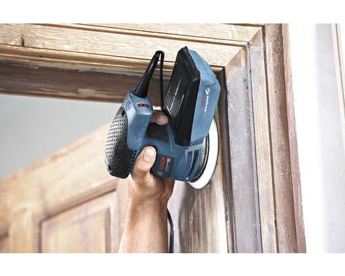 Eénhandige excentrische schuurmachine in gebruik op een houten frame